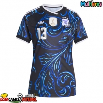 Camisa de Futebol Argentina Cristian Romero #13 Equipamento Secundário Mulheres Mundo 2026 Manga Curta